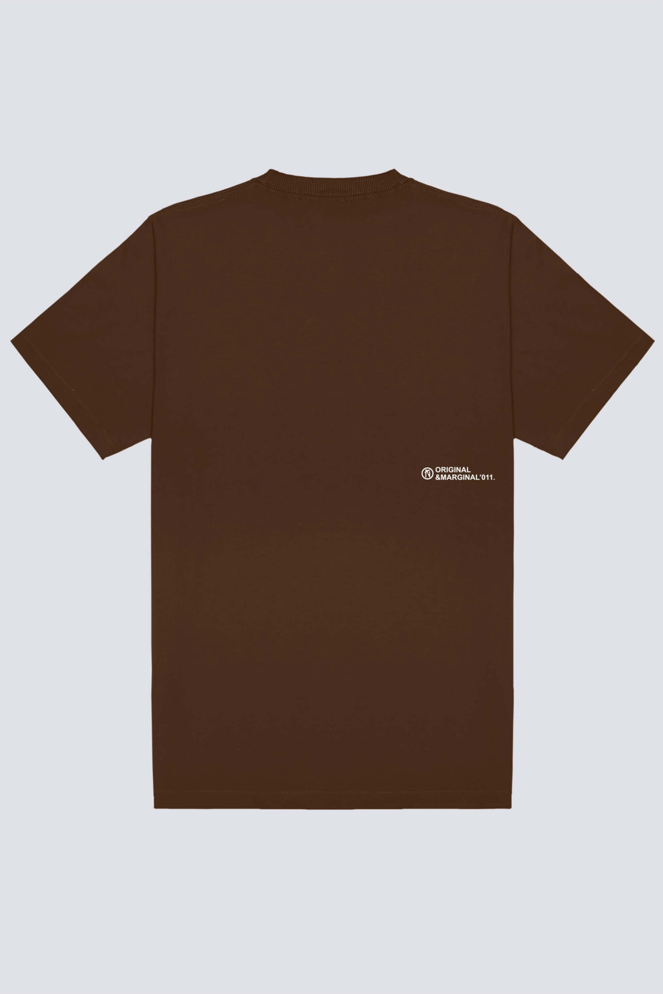 Parte traseira da camiseta Chronic Rugby 4528 marrom, com estampa pequena posicionada na lateral direita.