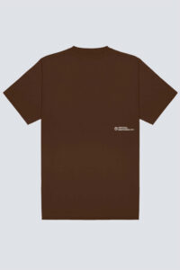 Parte traseira da camiseta Chronic Rugby 4528 marrom, com estampa pequena posicionada na lateral direita.