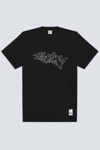 Camiseta Chronic Oversized Rugby 4528 na cor preto reativo, com estampa em bordado médio escrito “Chronic” no peito.