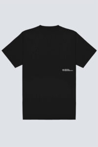 Parte traseira da camiseta Chronic Rugby 4528 preta, com estampa pequena posicionada na lateral direita.