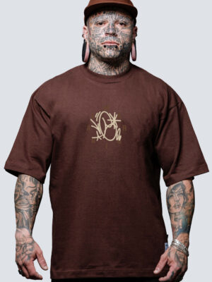 Camiseta Chronic Oversized Rugby 4558 na cor marrom, com estampa pequena no centro do peito em forma de letra “C” grafitada.