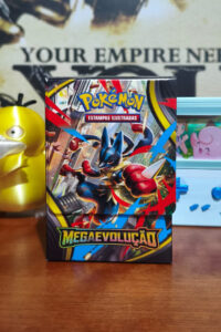 Caixa do Combo de Booster Pokémon TCG Mega Evolução 1 Copag inclinada mostrando frente e lateral