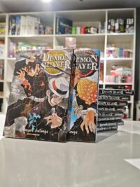 Capas dos primeiros volumes do mangá Demon Slayer (Kimetsu no Yaiba) empilhados, mostrando Tanjiro, Nezuko e outros personagens da série.